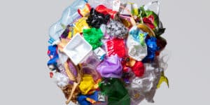 Forme de la Terre constituée de déchets divers