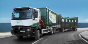 Camion de la recyclerie mobile sur une route.