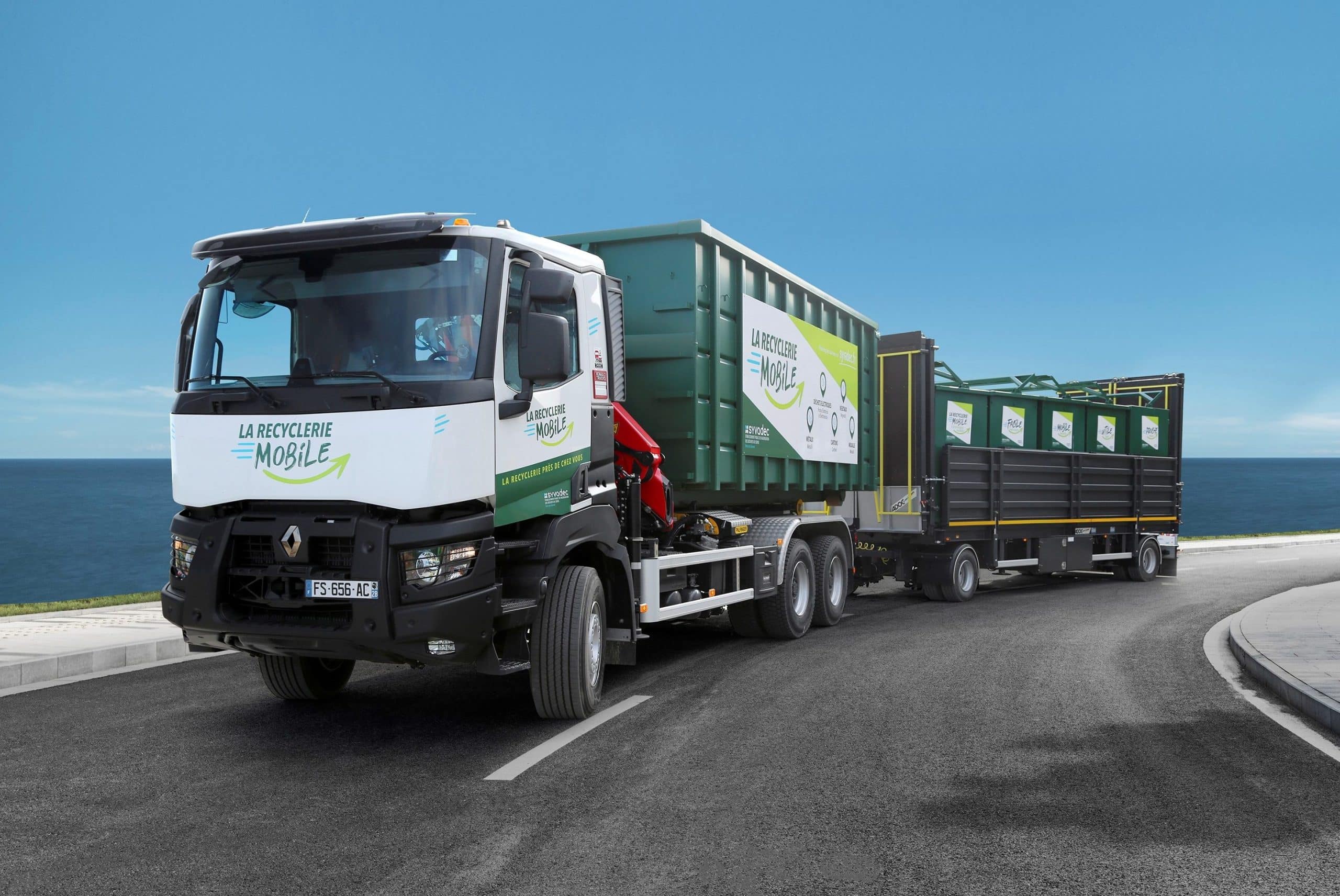 Camion de la recyclerie mobile sur une route.