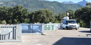Vue générale de l'intérieur de la recyclerie avec les bacs de tri