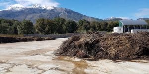 vue de la bioplateforme de Corte avec tas de déchets verts et montagne en fond