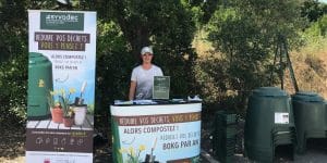 stand de distribution de composteurs avec son animateur