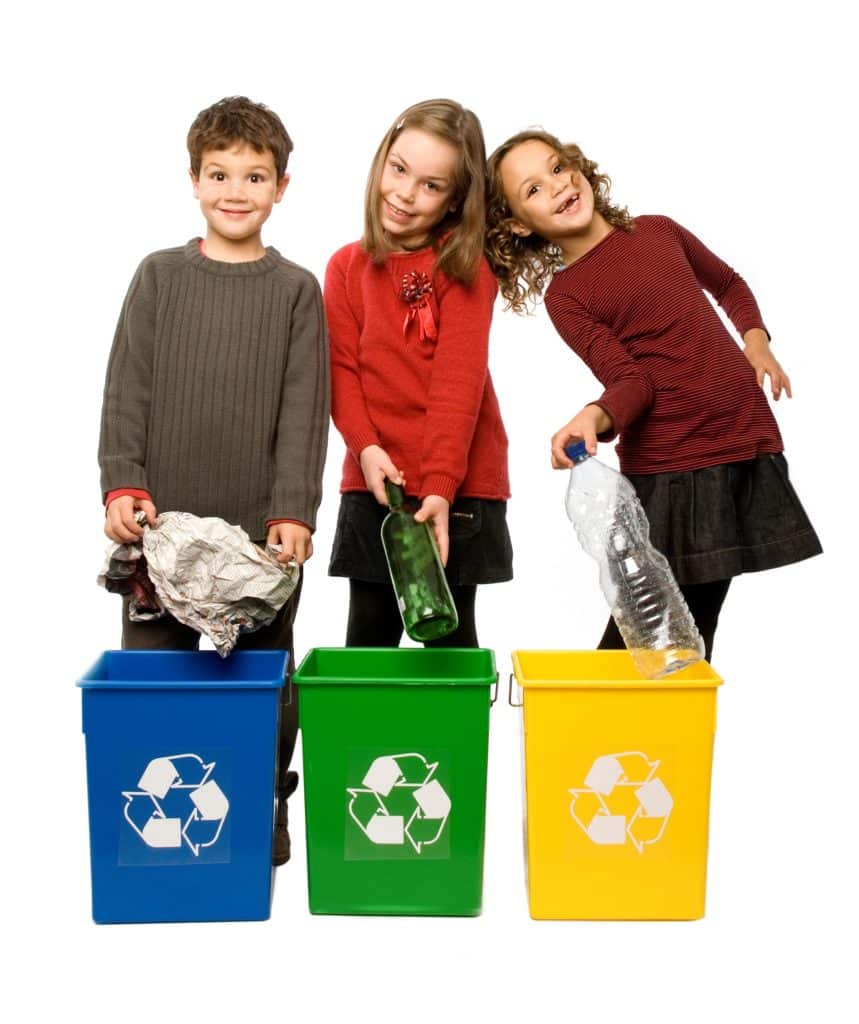 Enfants en train de trier des déchets papier, verre et emballages
