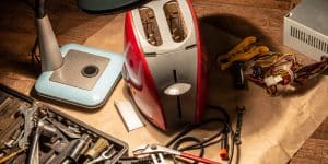 Table d'atelier avec grille-pain et outils