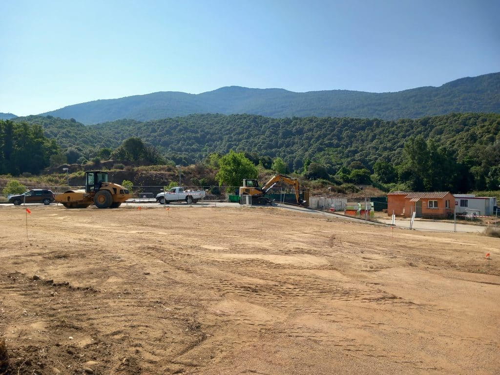 Vue générale des travaux avec engins et locaux de chantier