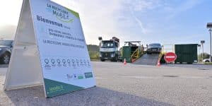 Vue de la recyclerie mobile avec panneau d'information au 1er plan