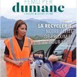 Couverture du magazine numéro 2 avec un agent de recyclerie accueillant un usager