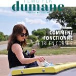 Couverture magazine 1 usager triant une bouteille plastique dans un bac jaune