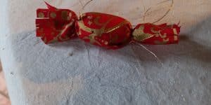 Fabriquer une suspension de Noël en tissu de récupération : un bonbon rouge et or par le SYVADEC