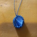 Je fabrique des bijoux à partir de porcelaine avec la technique du micro-macramé