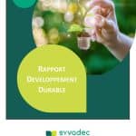 Couverture du rapport développement durable 2023 avec image d'une main tenant une ampoule décorée de feuilles