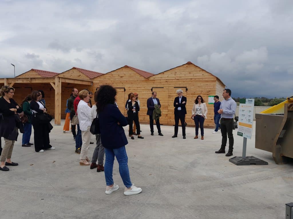 Groupe de personnes écoutant une présentation