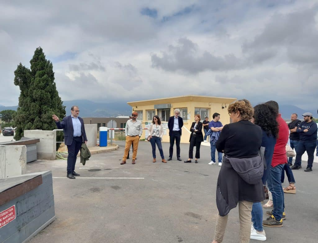 Groupe de personnes écoutant une présentation